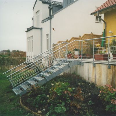 Geländer mit Treppe, Gitterroststufen verzinkt
