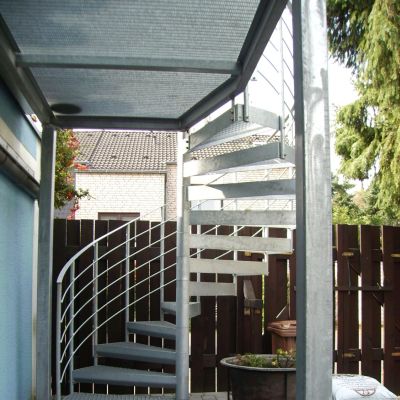 Stahl Balkone und Treppen · Spindeltreppe auf Maß gefertigt · feuerverzinkt · Gitterroststufen